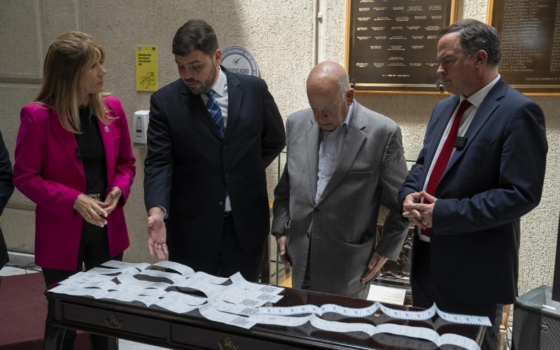 Oposición venezolana enseña actas de votación al Senado chileno