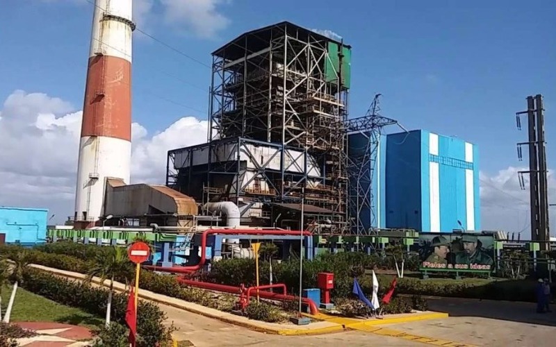 Cuba comienza labores para iniciar la principal termoeléctrica en medio del apagón