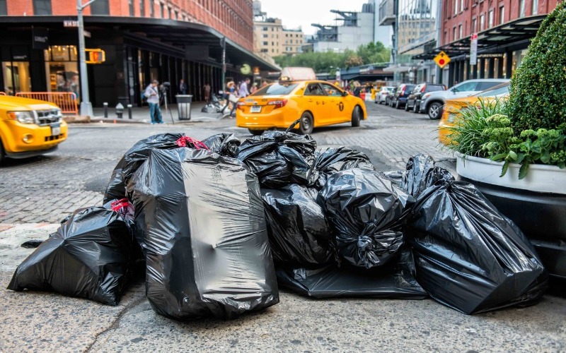 Entra en vigor norma que obliga a edificios de Nueva York a dejar basura en contenedores
