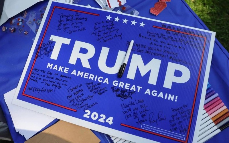 Agencia Federal para el Manejo de Emergencias despide trabajador por negarse a ayudar en casas con carteles de Donald Trump