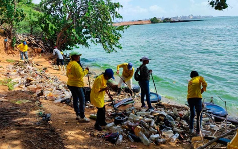 Venezuela extrae más de 300.000 toneladas de desechos del Lago de Maracaibo