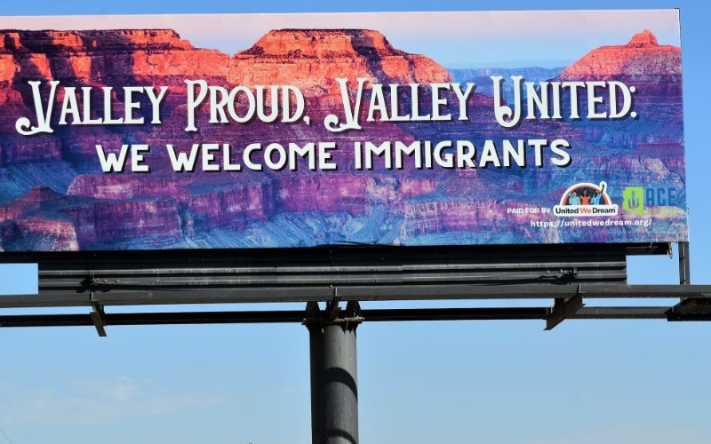 Vallas publicitarias en EEUU promueven aceptación y respeto hacia los inmigrantes