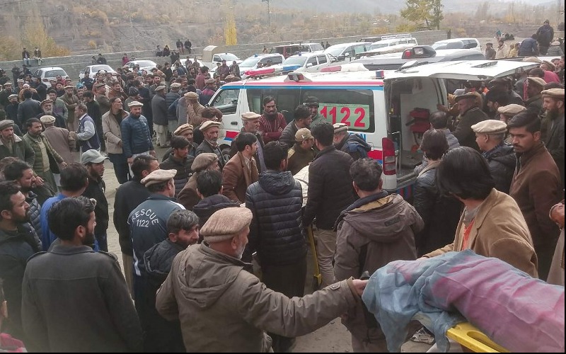 Mueren 27 personas ahogadas al caer un autobús en un río en el norte de Pakistán