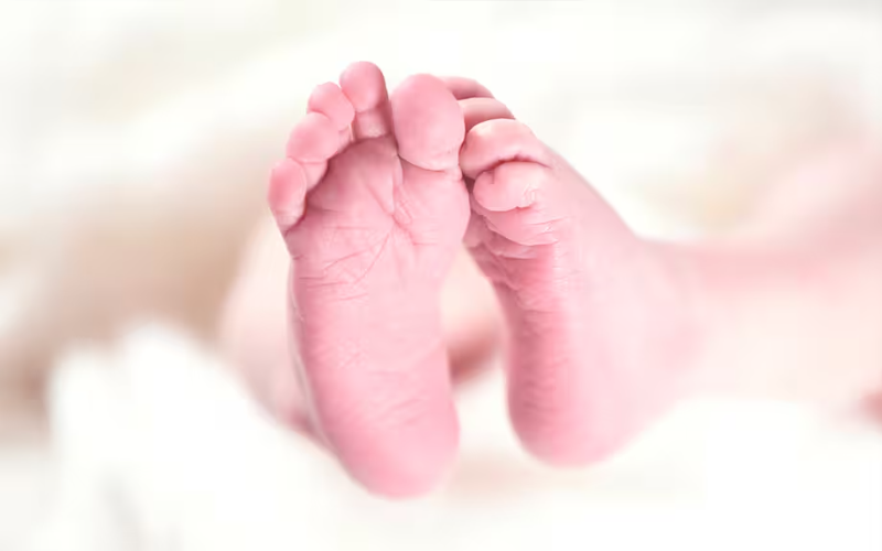 Mujer ahoga a su hija recién nacida en el baño en Italia